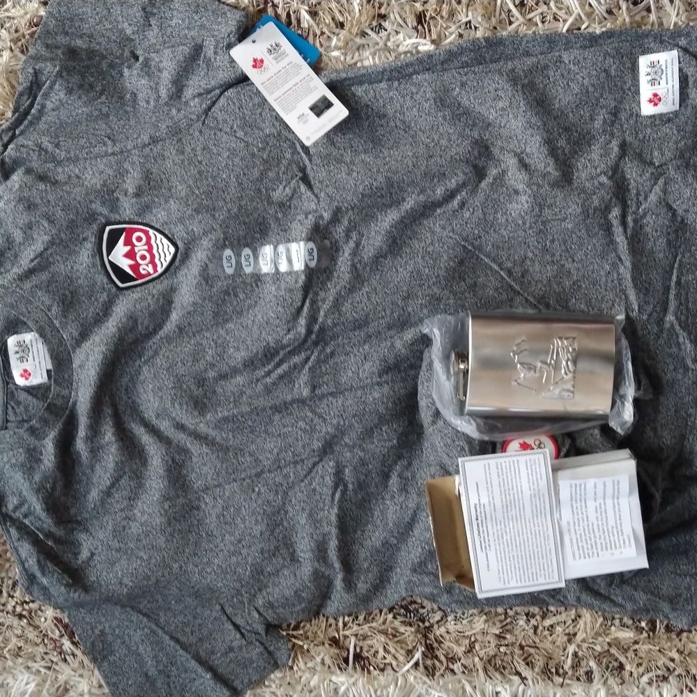 NWT Hudson Bay Co. 2010 Canada Whistler/Vancouver Olympics Gray T-Shirt +Flask